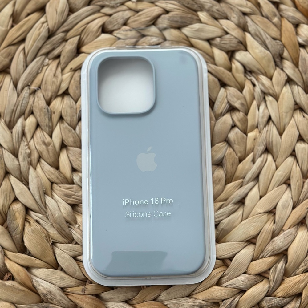 Apple iPhone 16 Pro Silicone Case - Light Gray